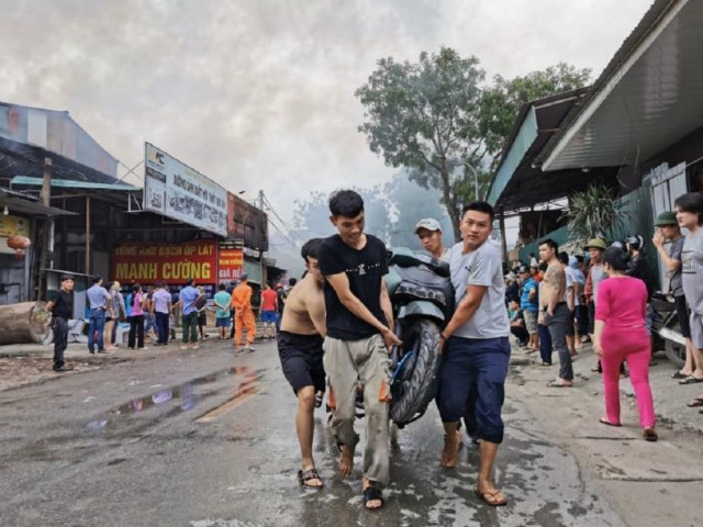 Cháy khủng khiếp, người dân khiêng xe máy tháo chạy