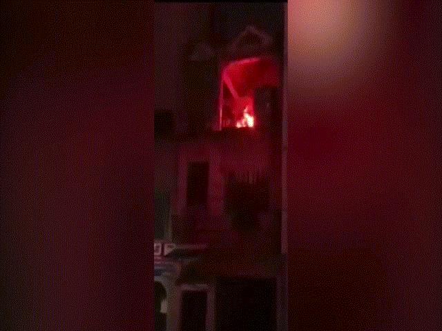 Người đàn ông ném ”bom xăng” sang nhà hàng xóm, điên cuồng chống đối cảnh sát
