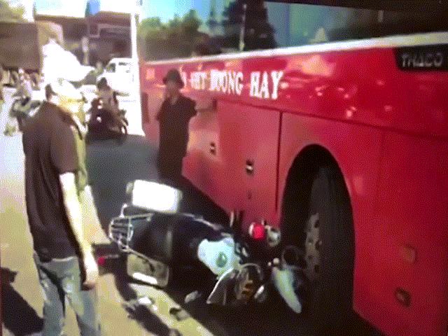 Clip: Xe cảnh sát trật tự quay đầu, tông nhau với xe khách