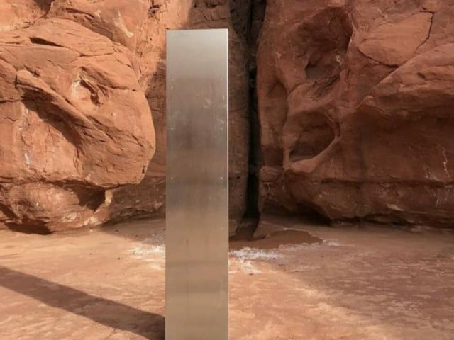 Người ngoài hành tinh cắm cây cột kim loại bí ẩn giữa sa mạc Mỹ?