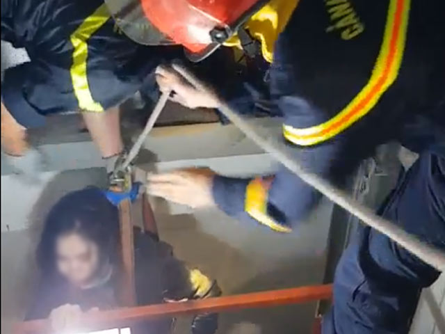 CLIP: Người phụ nữ rơi xuống giếng thang máy trong nhà dân ở đường Sư Vạn Hạnh