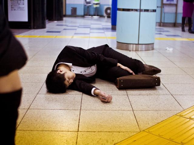 Nhật Bản: Hơn 700 nam giới tự sát chỉ trong một tháng, chuyện gì đang xảy ra?
