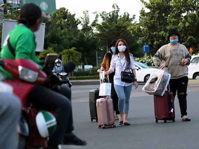 Đợi “dài cổ” đi thang máy sân bay Tân Sơn Nhất, khách mang “núi” hành lý ra đường đón xe