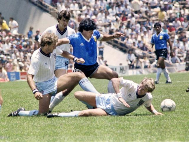 Maradona ghi bàn thắng đẹp nhất thế kỷ: Pha độc diễn bất hủ của ”Cậu bé Vàng”