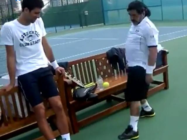 Maradona làm ”ảo thuật” với trái bóng tennis khiến Djokovic nể phục