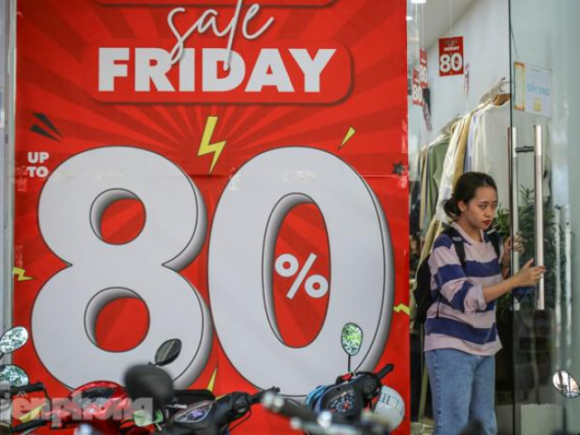 Nơi chen nhau, nơi lác đác vài khách trong sáng ngày Black Friday