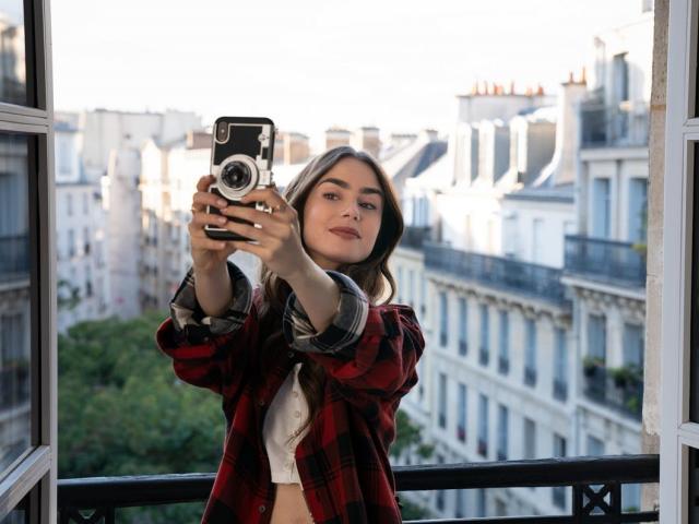 5 xu hướng từ sàn diễn thời trang trong ”Emily in Paris”