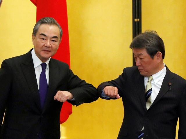 Sang Nhật Bản nói ”điều lạ”, Ngoại trưởng TQ bị phản pháo gay gắt
