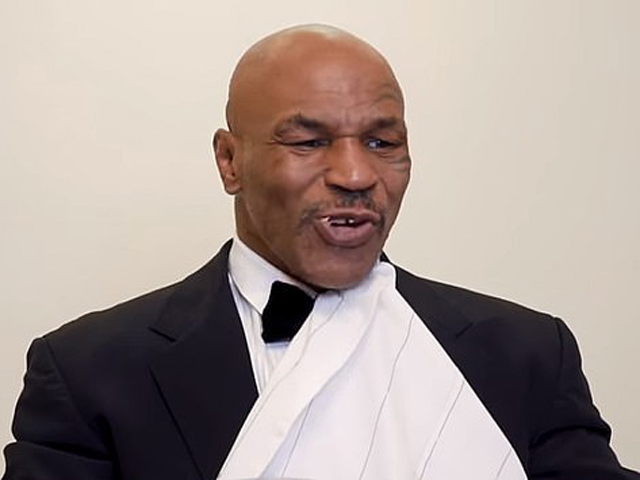 Mike Tyson ”xơi tai” đối thủ Roy Jones Jr trước siêu đại chiến Boxing