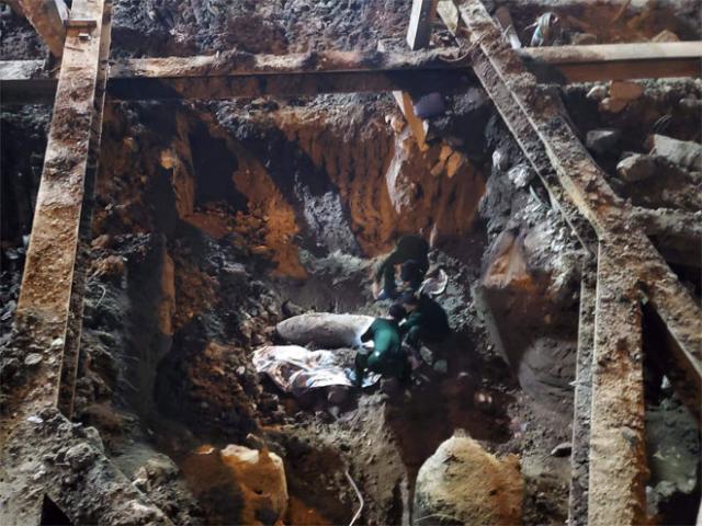 Đào móng công trình, phát hiện bom ”khủng” giữa phố Hà Nội