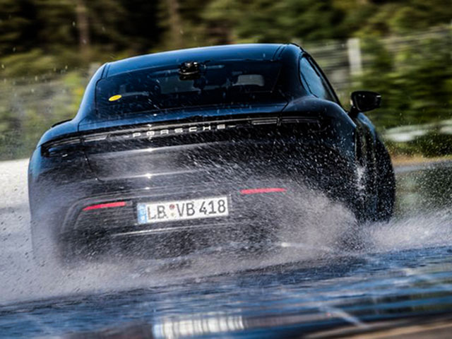 Xe điện Porsche Taycan lập kỷ lục Guinness về Drift dài nhất