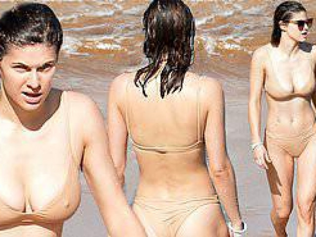 Mỹ nhân 'chuyên trị cảnh nóng' Alexandra Daddario mặc áo tắm màu nude cực gợi cảm