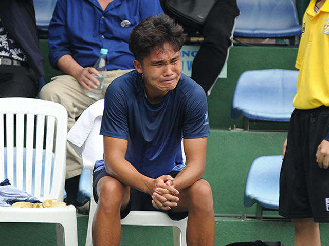 Nghẹt thở tennis VN: Linh Giang khóc nức nở khi thắng Lý Hoàng Nam