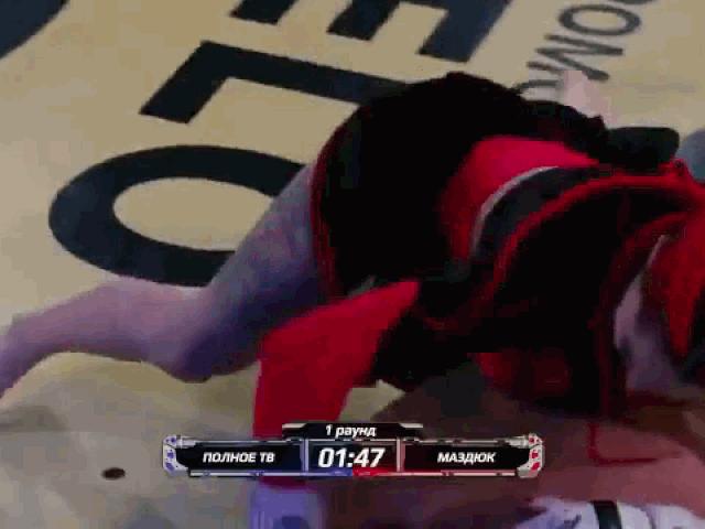 Gã ”khổng lồ” 240 kg bị nữ võ sĩ đánh bầm dập trên sàn đấu