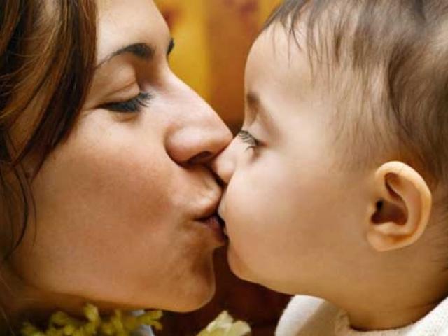 Giáo viên mắc COVID-19 lây sang bé 14 tháng tuổi: Chuyên gia cảnh báo về “nụ hôn”