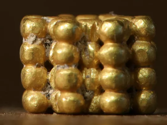 Săn kho báu, bé 9 tuổi đào được bảo vật 3.000 năm bằng vàng ròng