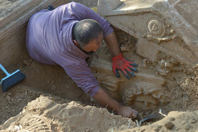 Theo dõi tội phạm, phát hiện mộ cổ 2.300 năm và ”kho báu” gây choáng váng