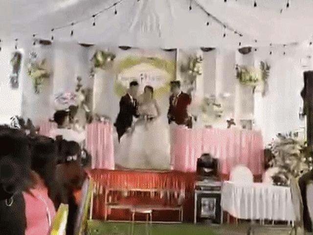 Clip: Chú rể cuống cuồng bỏ chạy trong đám cưới ”gây bão”