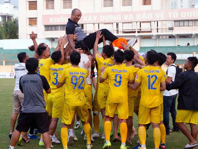 Bi hài bóng đá Việt: CLB Gia Định xin xuống hạng sau 21 ngày lên hạng Nhất