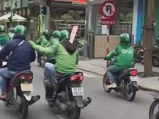 CLIP: Hàng trăm tài xế Grab gây náo loạn đường phố Đà Nẵng