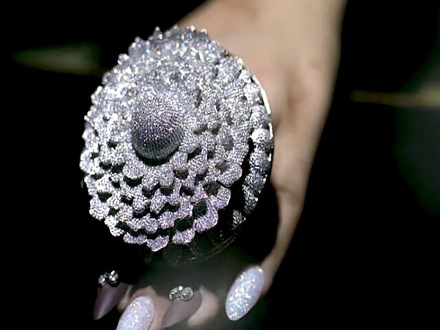 Chiếc nhẫn xa hoa nhất thế giới, đeo nặng tay với gần 13.000 viên kim cương