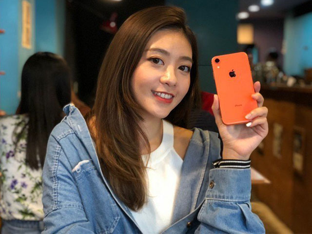 Nên mua iPhone 12 hay iPhone XR khi chênh nhau cả chục triệu?