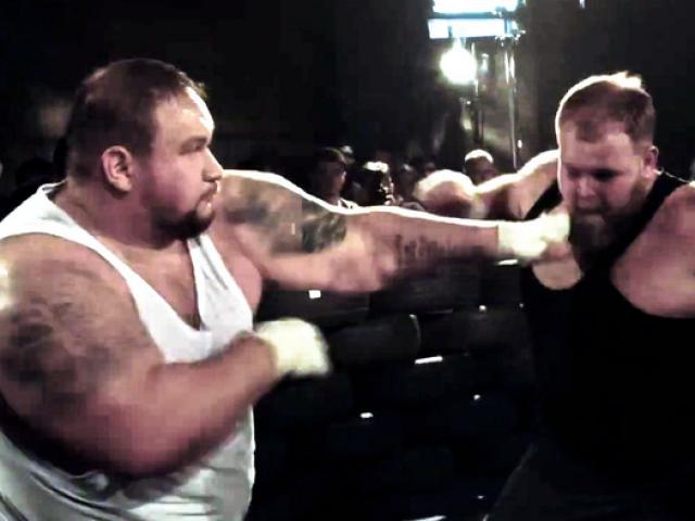 2 võ sĩ nặng 370kg đánh nhau rung chuyển võ đài, trận đấu có một không hai