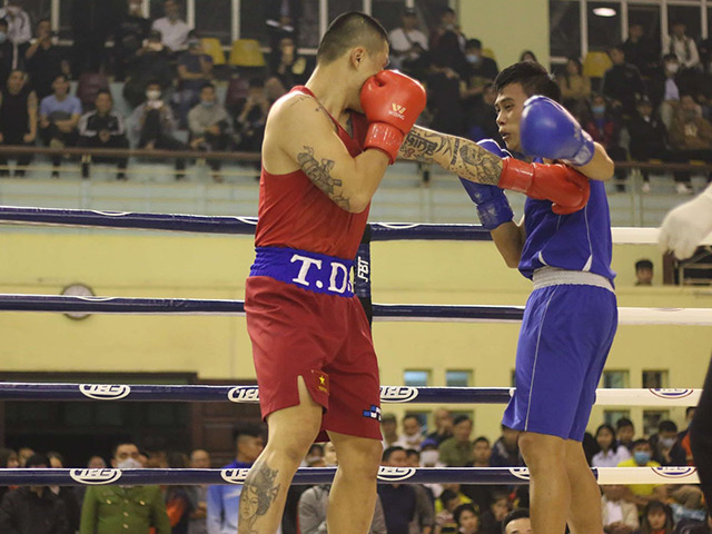 Đình Hoàng đấm đối thủ xin đầu hàng, Lừu Thị Duyên bị đánh đổ máu ở giải Boxing