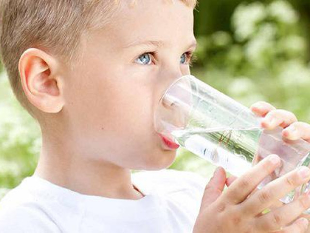 Lưu ý 3 thời điểm không nên cho trẻ uống nước vì cực hại sức khỏe