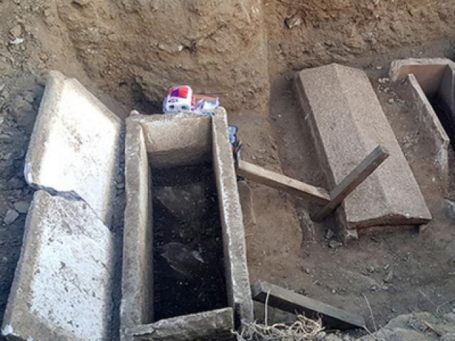 Bí mật rùng mình về căn phòng có 29 búp bê chứa xác người: Những ngôi mộ bị đào trộm