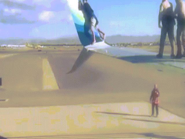 Video: Người đàn ông nhất quyết trèo lên cánh máy bay lúc sắp cất cánh