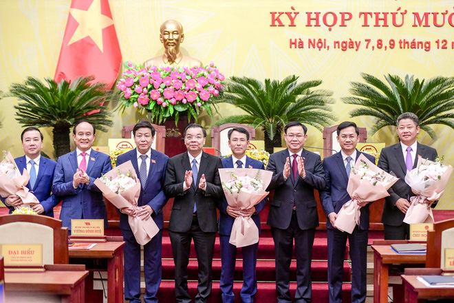 Thủ tướng phê chuẩn kết quả bầu và miễn nhiệm 5 phó chủ tịch Hà Nội