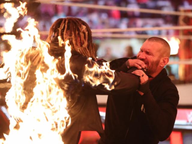 Sợ hãi đấu vật WWE: Knock-out xong còn châm lửa thiêu cháy đối thủ