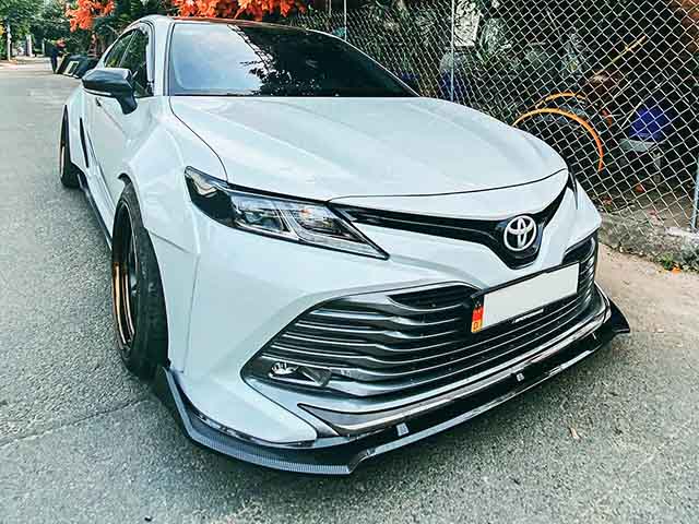 Ngắm Toyota Camry thế hệ mới độ thân rộng độc đáo tại Việt Nam