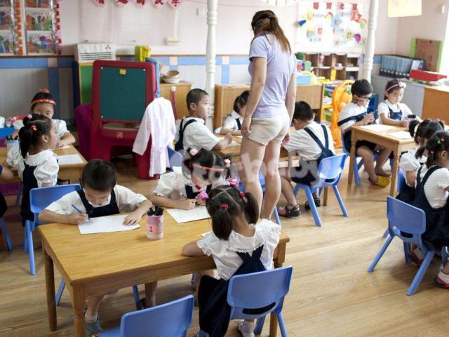 Cô giáo mầm non mặc quần ”ngắn hơn cả ngắn” đi dạy khiến phụ huynh phẫn nộ