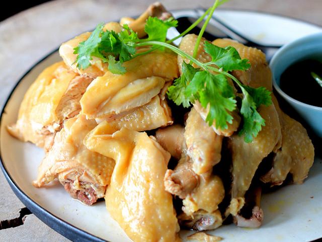 Cách luộc gà da vàng giòn, thịt mềm ngọt và loại đồ chấm ”đỉnh của chóp”