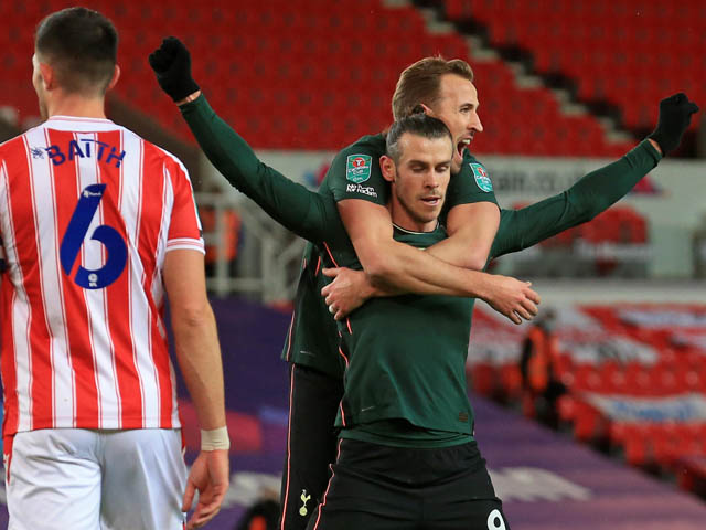 Video Stoke - Tottenham: Bale nổ súng, ”Gà trống” gáy vang trời