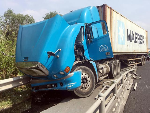 Xe container “làm loạn” trên đường dẫn cao tốc, nhiều người gào thét tháo chạy