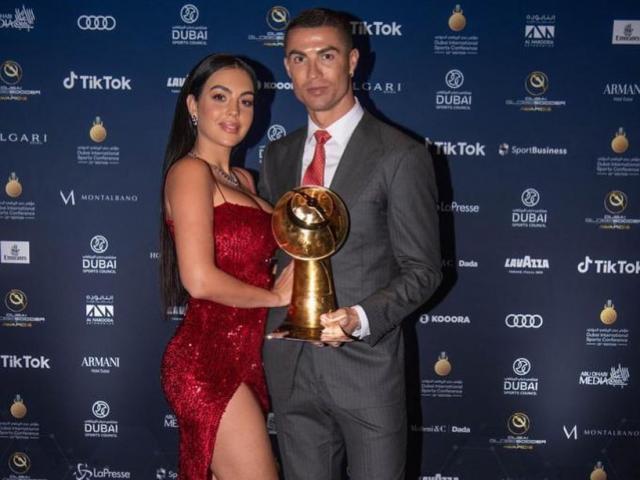 Ronaldo hạ cả Messi và Ronaldinho để ẵm giải ”Cầu thủ hay nhất thế kỷ”