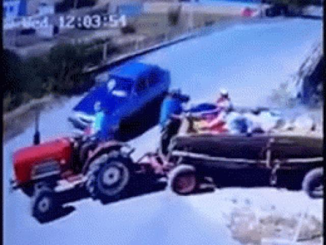 Video: Thót tim cảnh ôtô con lao đứt đôi đầu máy kéo