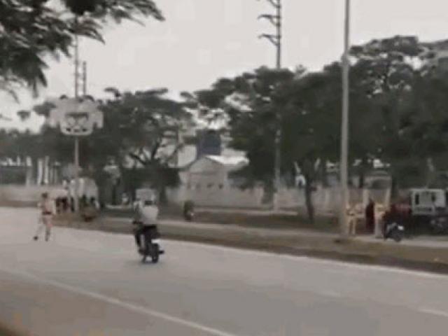 Thanh niên ”bẻ lái”, phi xe lên dải phân cách để chạy chốt CSGT