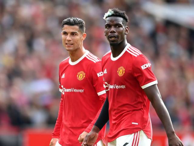 Pogba sa sút 4 trận 0 kiến tạo ở MU, bị tố ”ghen tỵ” với hào quang của Ronaldo