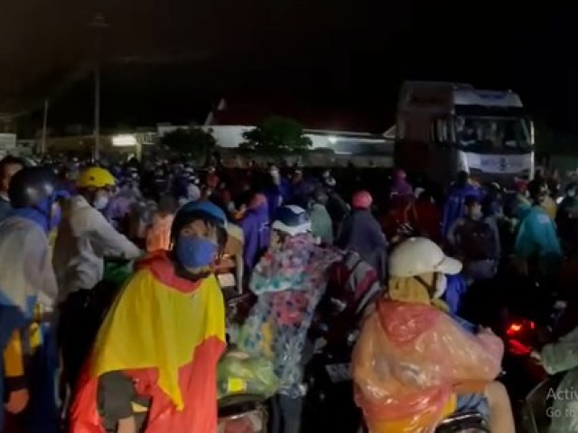 CLIP: Khoảng 11.000 người đội mưa, chạy xe máy về quê trên đường Hồ Chí Minh