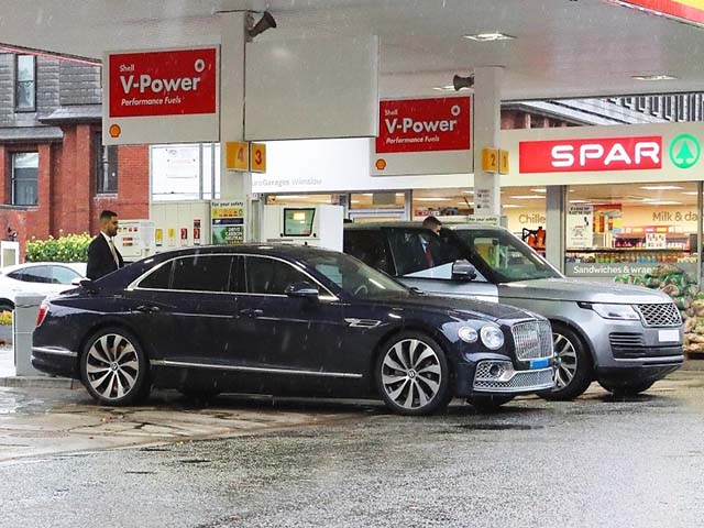 Chiếc Bentley mới tậu của Ronaldo ”mắc kẹt” ở trạm xăng suốt 7 giờ