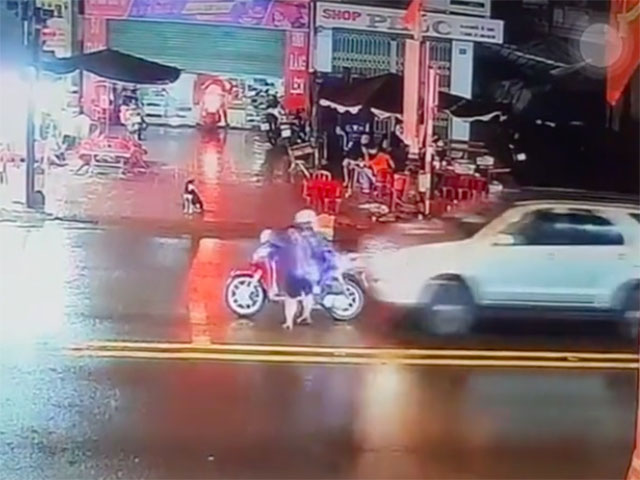 Tài xế xe máy ”thân thủ lanh lẹ” né cú tông hú hồn từ phía sau của Toyota Fortuner