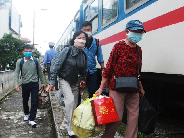 Tàu khách Hà Nội - Hải Phòng lăn bánh, hành khách hồ hởi trở lại Thủ đô