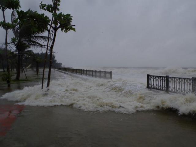 Mưa lớn và nước biển dâng tại Tp.Sầm Sơn do ảnh hưởng bão số 8