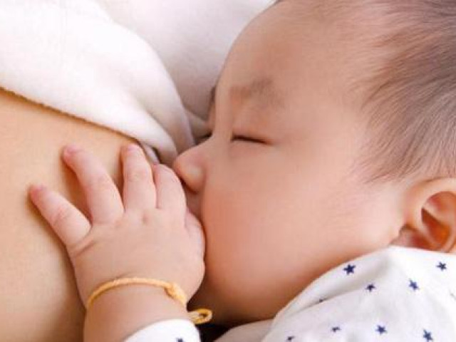 Mẹ tiêm vắc-xin COVID-19 có thể truyền kháng thể qua sữa khi cho con bú