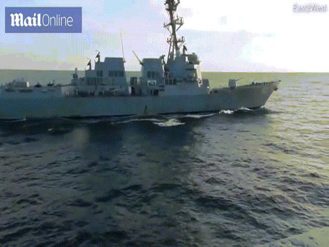 Video: Khoảnh khắc tàu chiến Nga áp sát, xua đuổi chiến hạm Mỹ