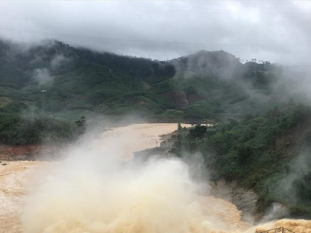 Lo hàng nghìn hồ chứa thành 'bom nước'